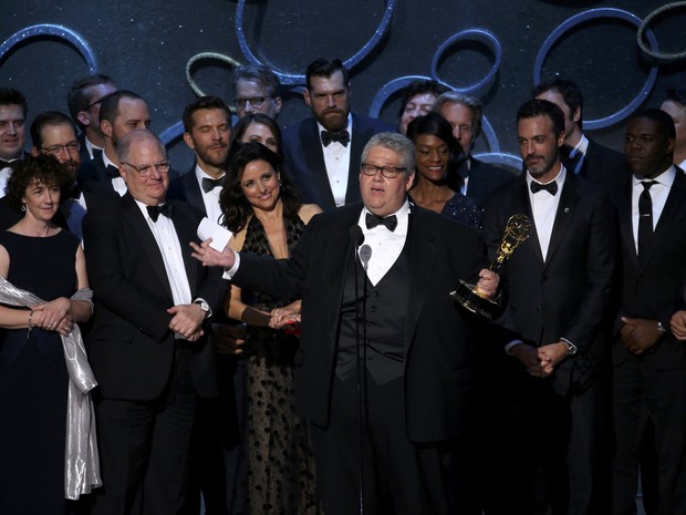 David Mendel, criador de 'Veep', recebe prêmio como melhor série de comédia (Foto: Mike Blake/Reuters)