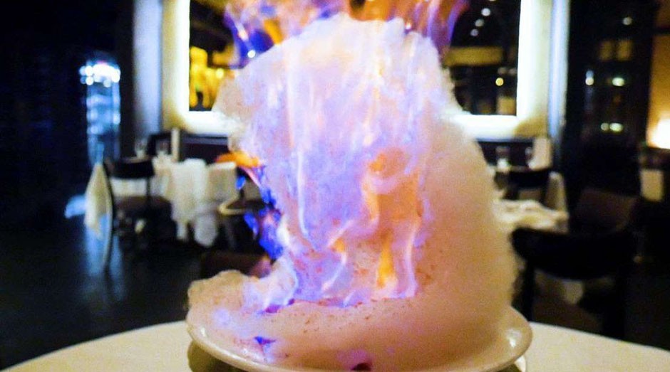 A sobremesa Cotton Candy Baked Alaska em chamas. (Foto: Divulgação)