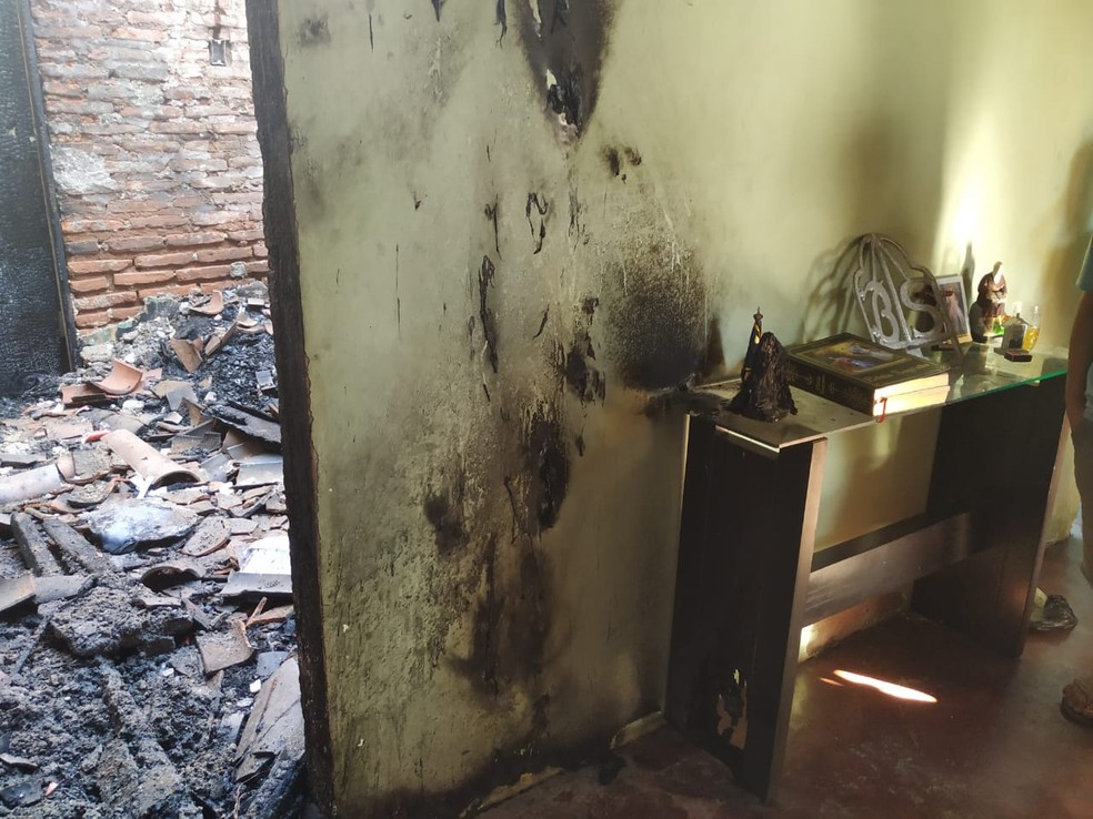 Incêndio atinge quarto e criança de 3 anos morre, em Juazeiro do Norte. — Foto: Valéria Alves/SVM