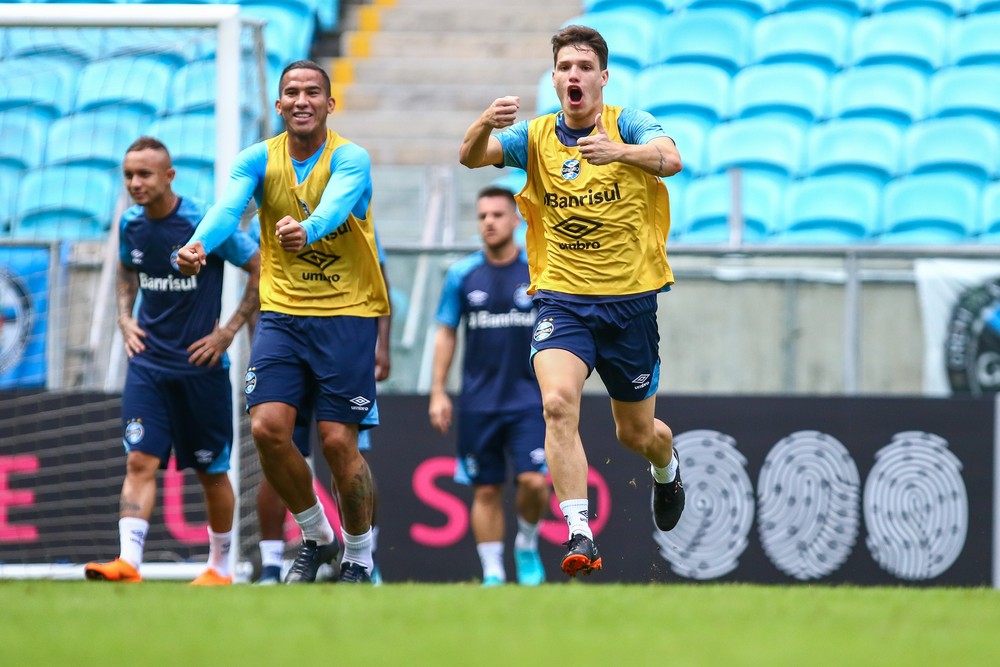 Após treino fechado, jovem é destaque em rachão do Grêmio com gols de bicicleta; veja
