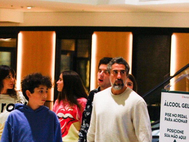 Marcos Mion vai a shopping con a família (Foto: Edson Aipim/AgNews)