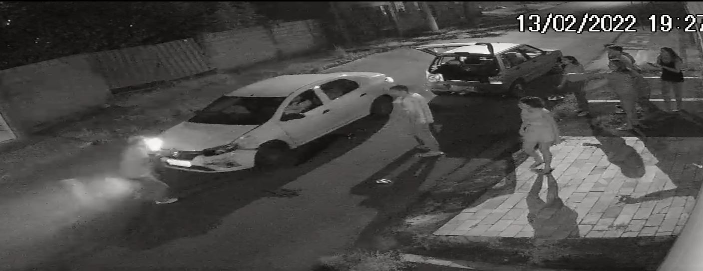 VÍDEO: Motorista bate em carro, foge e quase atropela morador no bairro Glória, em BH 