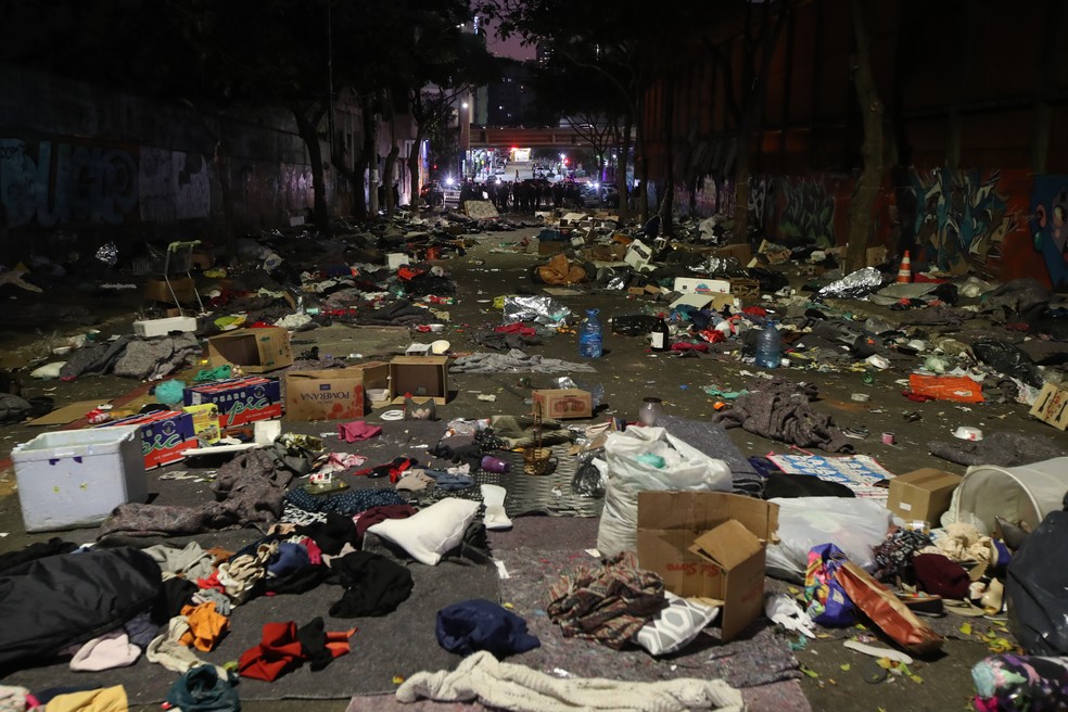 Pertences de usuários de drogas na Rua Helvétia após ação da polícia nesta terça-feira (14) na região da Cracolândia, no Centro de São Paulo.  — Foto: ALEX SILVA/ESTADÃO CONTEÚDO