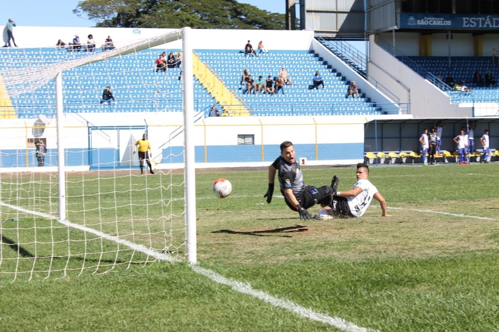ZÃ© Andrade toca na saÃ­da do goleiro para marcar: Comercial ainda nÃ£o perdeu na competiÃ§Ã£o (Foto: Rafael Alves/DivulgaÃ§Ã£o/Comercial FC)