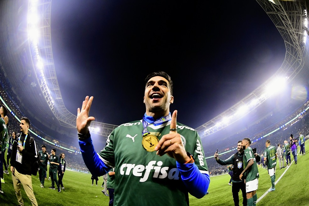 Abel Ferreira com medalha de campeão brasileiro no Palmeiras — Foto: Marcos Ribolli