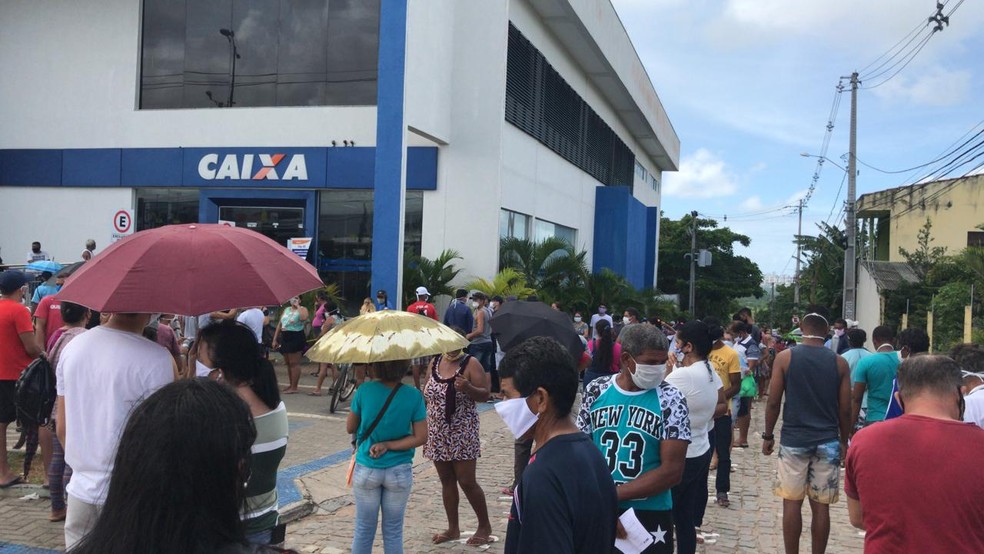 Pessoas na frente do banco, na manhÃ£ deste sÃ¡bado (2) â€” Foto: Ayrton Freire/Inter TV Cabugi