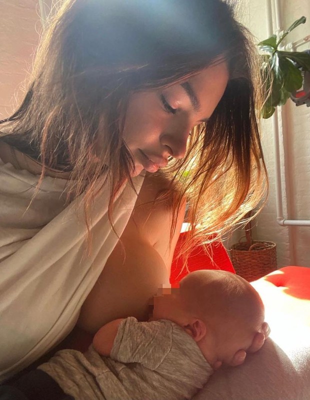 Emily Ratajkowski amamenta o filho (Foto: Reprodução Instagram)