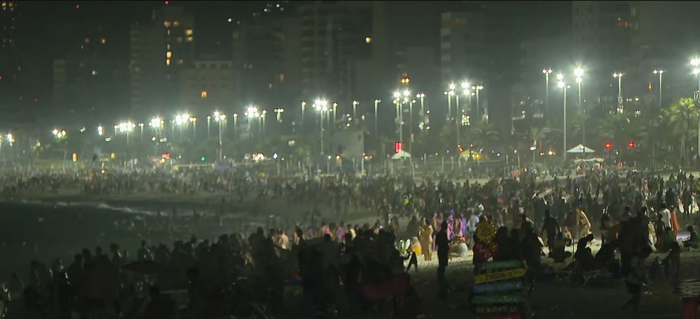 Praia do Arpoador lotada à noite — Foto: Sisley Monteiro/TV Globo