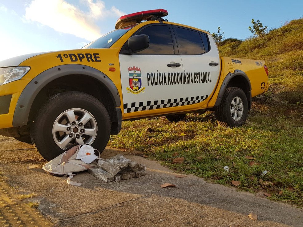 PM prende motociclista carregando maconha em mochila em Natal â Foto: DivulgaÃ§Ã£o/PM
