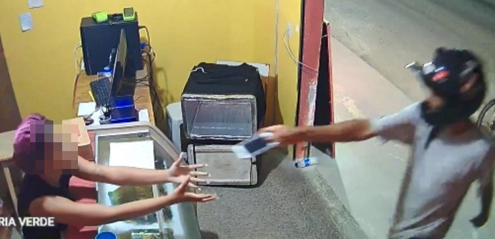 Assaltante devolve celular de atendente de pizzaria após apelo — Foto: Arquivo pessoal
