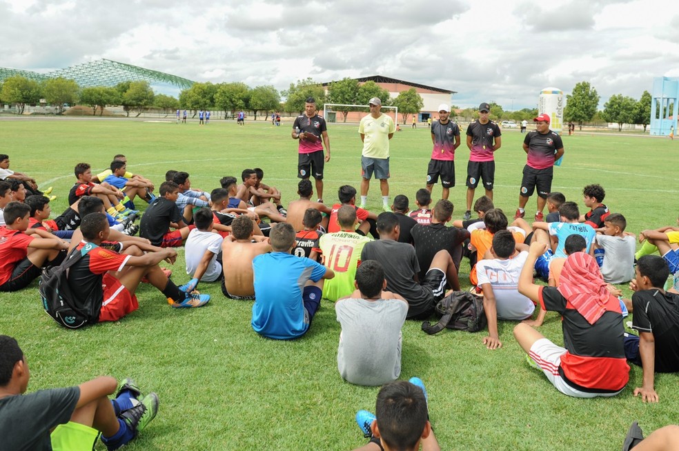 31 alunos da Escolinha de Futebol da Vila Olímpica serão avaliados até sábado, 28 (Foto: Eduardo Andrade)