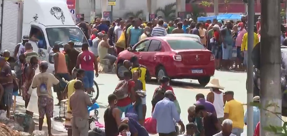'Feira do Rolo' muda de lugar após reforço na fiscalização; novo local registra aglomerações — Foto: Reprodução / TV Bahia