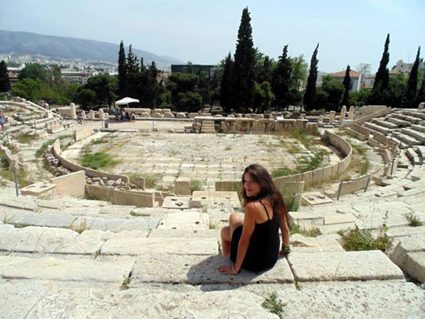 A brasileira em Atenas; ela conheceu um grego na viagem e os dois namoram (Foto: Kívia Costa/Arquivo pessoal)