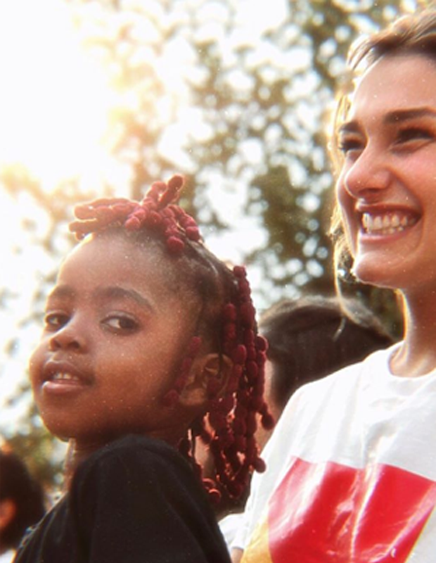 Sasha Meneghel com uma menina africana (Foto: Reprodução Instagram)
