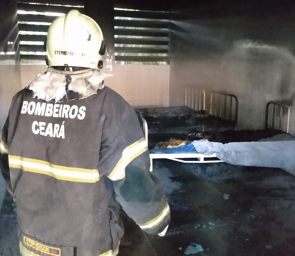 Bombeiros fizeram rescaldo em enfermarias que foram atingidas por fogo provocado por pacientes no Hospital de Saúde Mental da Messejana — Foto: Corpo de Bombeiros/Divulgação
