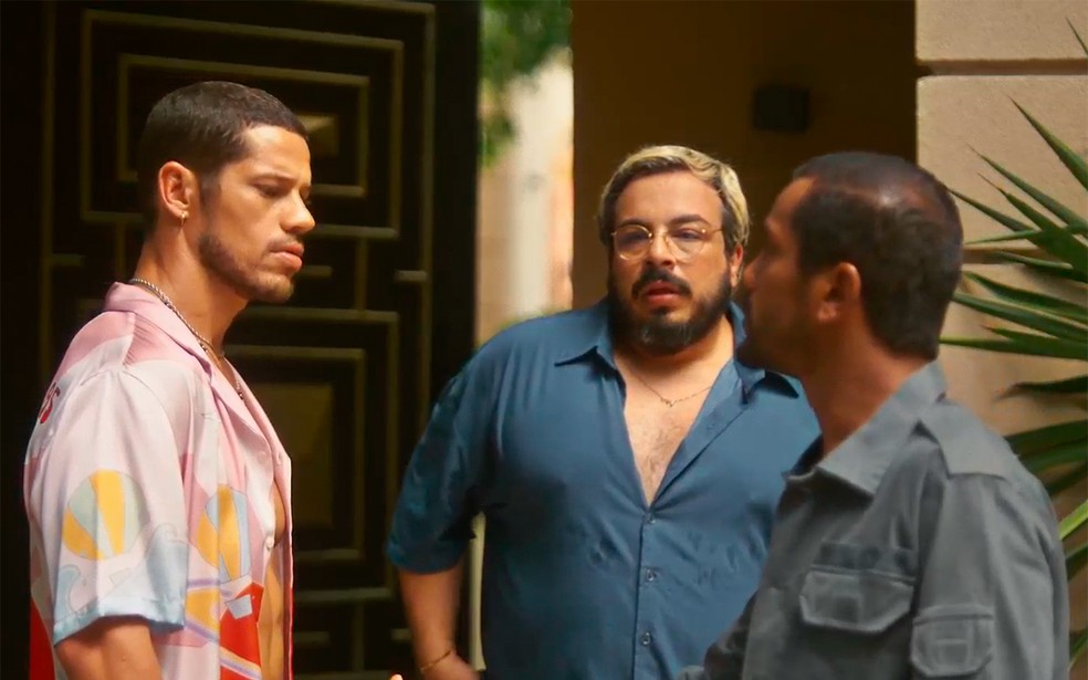 Lui (José Loreto) não consegue controlar o ciúme que sente de Ben (Samuel de Assis) em Vai na Fé — Foto: Globo