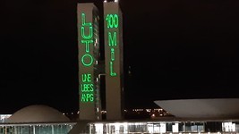 No Congresso, projeção lembra 100 mil óbitos (Gilson Reis/TV Globo)