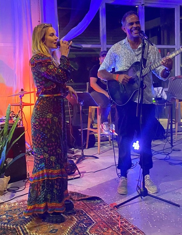 Carolina Dieckmann canta com Jairzinho  (Foto: Reprodução/Instagram  )