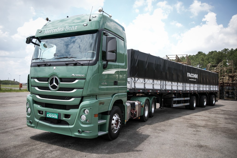 Mercedes-Benz Actros 2546 leva até 60 toneladas (Foto: Fábio Tito/G1)