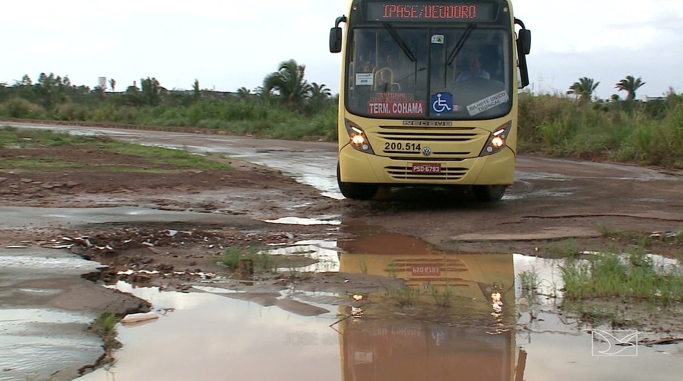 Moradores do Residencial Ribeira, em SÃ£o LuÃ­s, convivem com buracos de todo tipo â Foto: ReproduÃ§Ã£o/TV Mirante