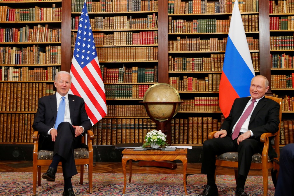 O presidente dos Estados Unidos, Joe Biden, e o presidente da Rússia, Vladimir Putin, posam para foto antes da reunião em Villa la Grange, em Genebra, na Suíça, em 16 de junho de 2021 — Foto: Denis Balibouse/Reuters