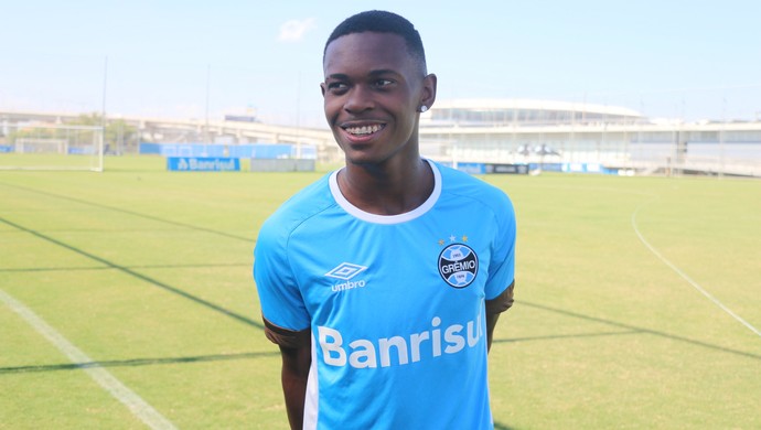 Adulto aos 17, Lincoln brilha olhos com futuro filho e declama canção do pai