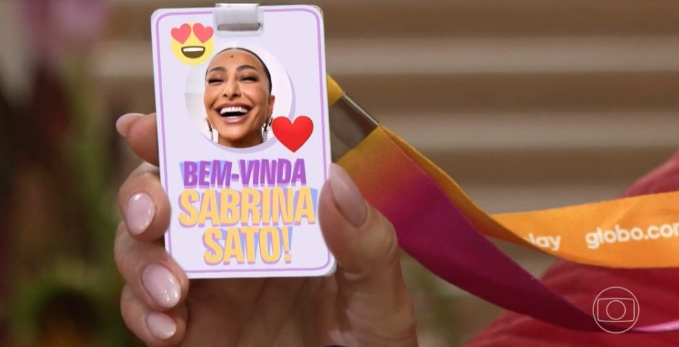 Sabrina com seu 'crach&aacute;' da Globo &mdash; Foto: Globo