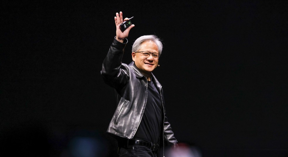 CEO da Nvidia, Jensen Huang, usa jaqueta de couro, sua marca registrada, em evento em Taiwan — Foto: I-Hwa Cheng/Bloomberg