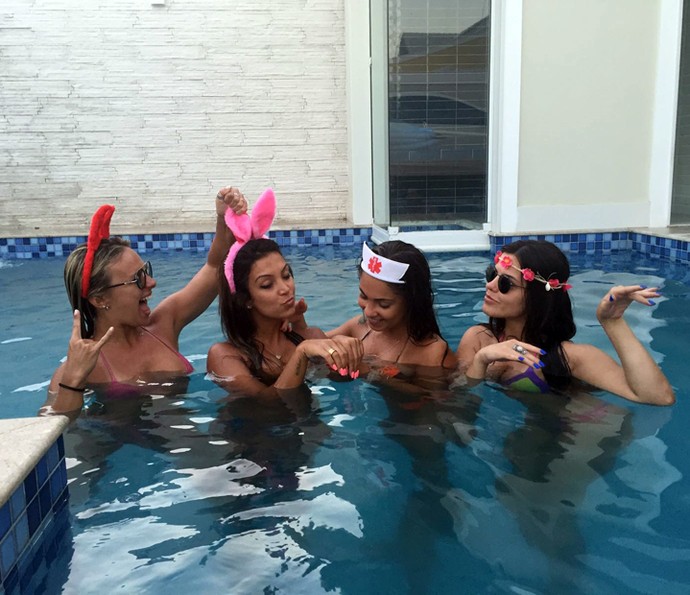 Carol Soares, Katia Volkland, Tata Moreno e Ana Flávia Simões se divertem na piscina (Foto: Arquivo Pessoal)