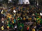 Manifestantes pedem saída de Dilma na Praça Portugal, em Fortaleza