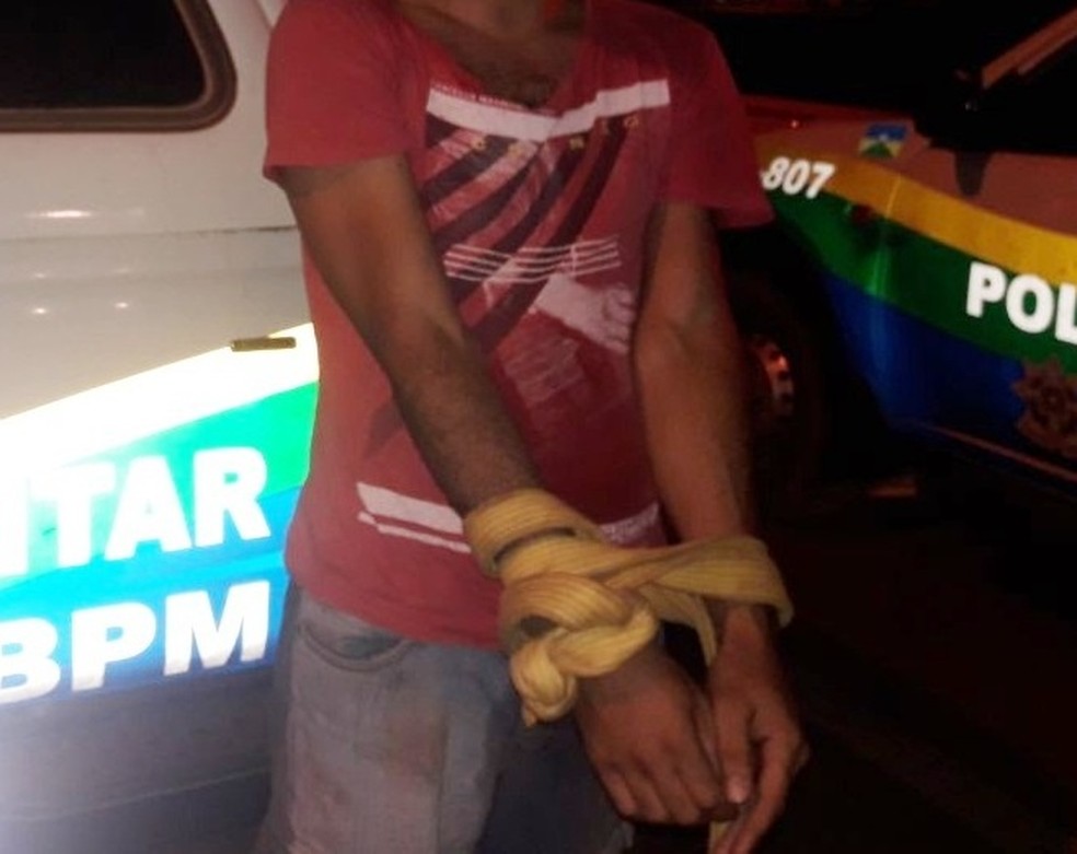 Vítima foi encontrada amarrada dentro de carro  (Foto: Extra de Rondônia/Reprodução)