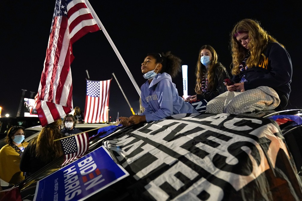Pessoas esperam pelo 1� discurso de Joe Biden ap�s ser eleito como presidente dos Estados Unidos  � Foto: AP Photo/Andrew Harnik