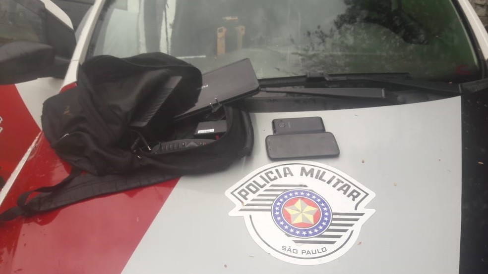 Mochila com aparelhos furtados de casa em Rio Preto; currículos foram encontrados no local — Foto: Divulgação/Polícia Militar