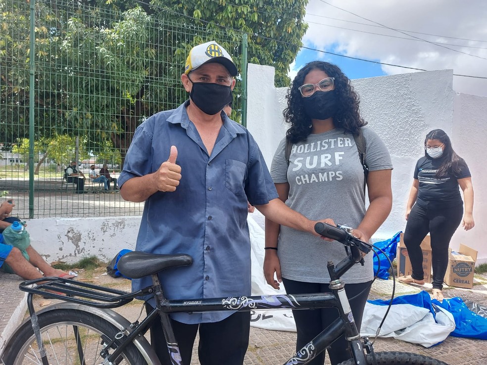 Ana Vitória foi acompanhada do pai de bicicleta até o local de prova do Enem, em Fortaleza. — Foto: Cadu Freitas/G1 CE