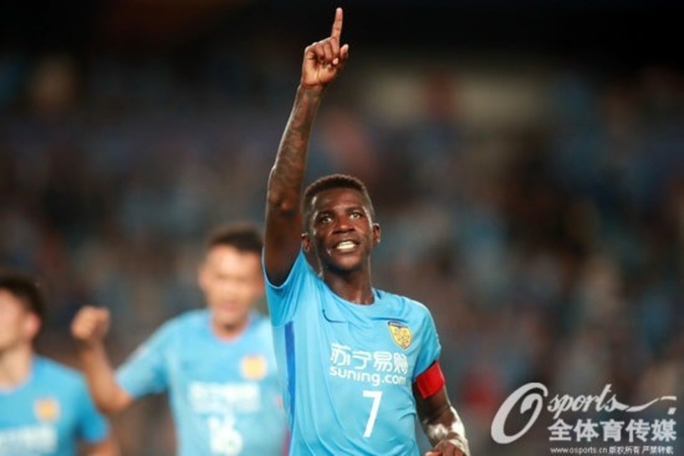Ramires atuando no Jiangsu Suning  (Foto: ReproduÃ§Ã£o / Sina.com)
