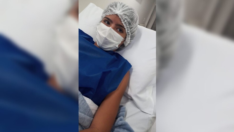 Agatha Rebeca Maestrello, de 12 anos, indo ao centro cirúrgico para correção da curvatura da coluna que já ultrapassava 100 graus — Foto: Ana Patrícia Maestrello/Arquivo pessoal