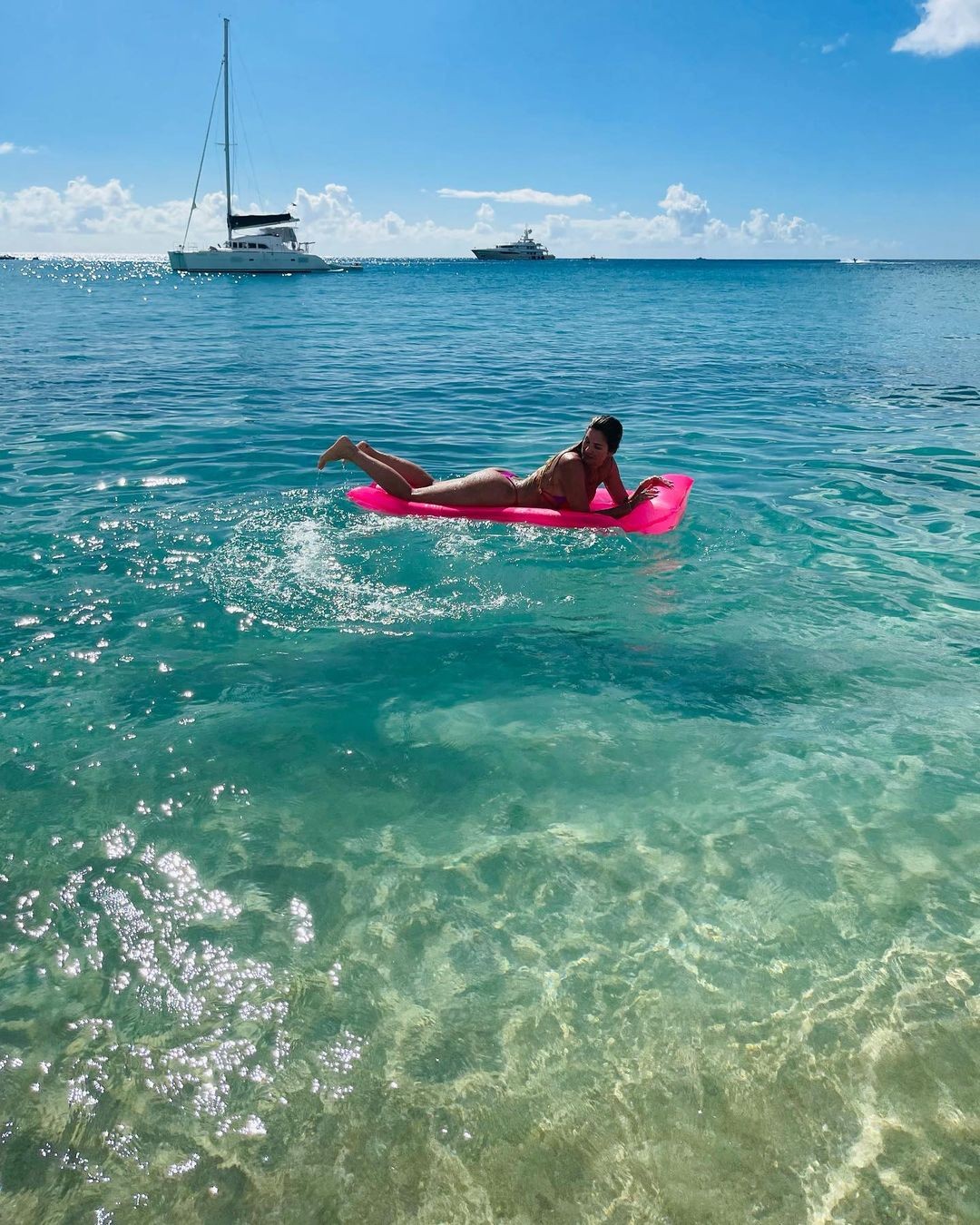 Lívia Andrade posa com boia em praia paradisíaca e recebe elogios (Foto: Reprodução / Instagram)