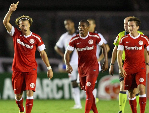 Vasco perde para Internacional e continua a 5 pontos do São Paulo