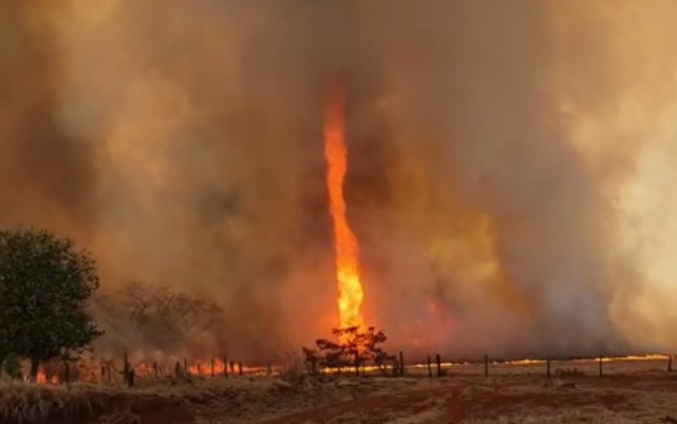 Novo 'redemoinho de fogo' é registrado em Santa Helena de Goiás — Foto: Reprodução/TV Anhanguera