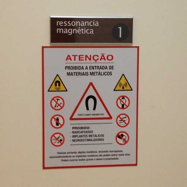 Mariana fotografou a placa da sala de ressonância magnética (Foto: Reprodução / Instagram)