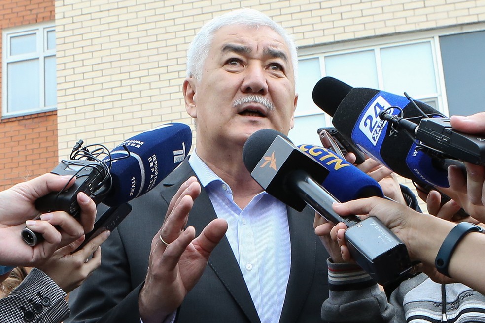 Amirzhan Kosanov, fala à imprensa após votar nas eleições presidenciais do Cazaquistão neste domingo (9). — Foto: Stanislav Filippov/AFP