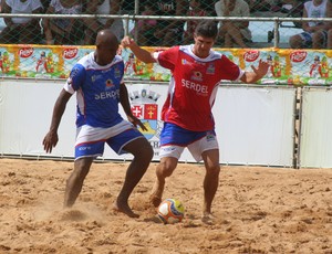  Júnior Negão disputa bola com Aguinaldo (Foto: Divulgação/Pauta Livre)