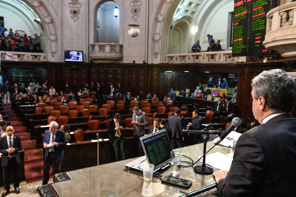Get Wallpaper Deputado Propoe Projeto De Lei Para Aprovar Volta Do Futebol Com Desktop Wallpaper
