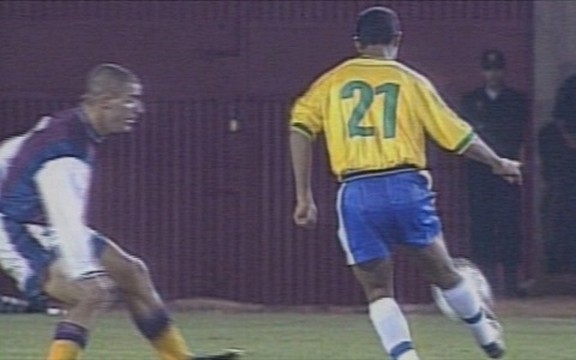 Ronaldinho Gaúcho em golaço contra a Venezuela, pela Copa América de 1999 (Foto: Reprodução)