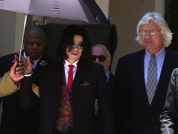 O cantor Michael Jackson com o advogado Thomas Mesereau em 2004 (Foto: Getty Images)