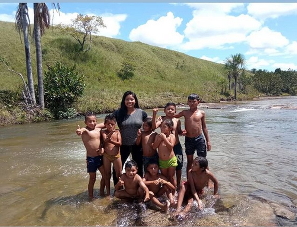 Mari Williams com seus alunos tomando banho de rio — Foto: Arquivo Pessoal