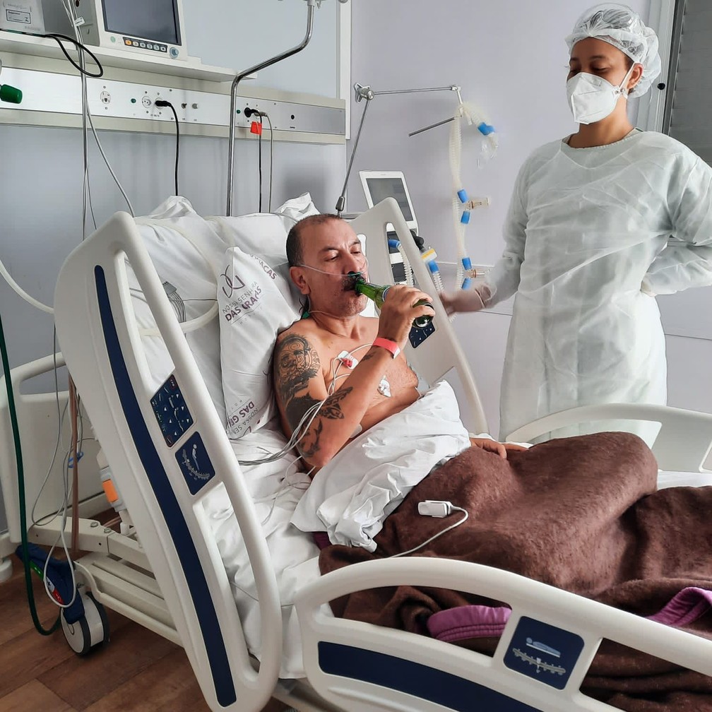 Paciente comemora recuperação da Covid-19 com refrigerante e cerveja — Foto: Divulgação/HNSG 