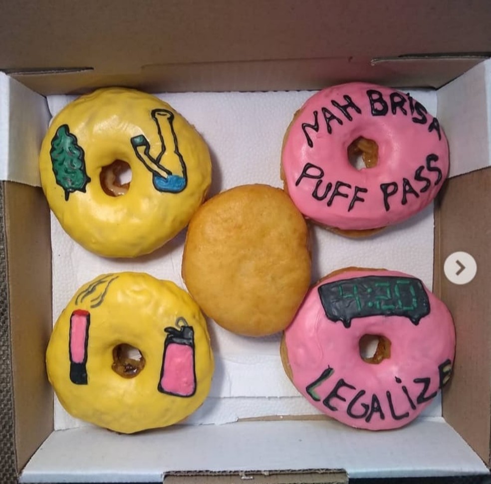 Segundo a polícia, doces sem maconha tinham desenhos e frases para fazer apologia às drogas.  — Foto: Polícia Civil/Divulgação 