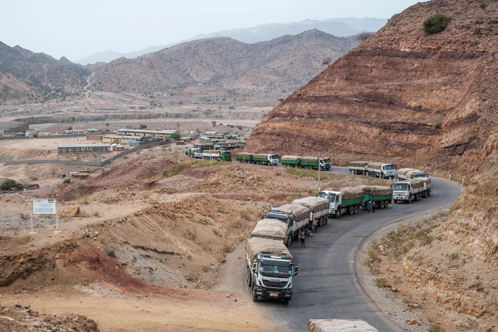 Comboio de caminhões do Programa Mundial de Alimentos (PAM) viaja a caminho de Tigra, Etiópia, com ajuda humanitária para combater os efeitos da seca, combinado com adversidades políticas e climáticas  — Foto: EDUARDO SOTERAS / AFP