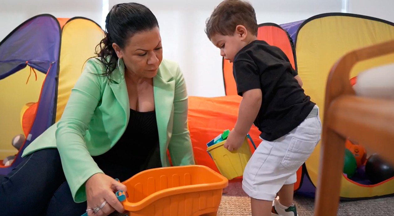 Mãe da cantora Marília Mendonça com o neto, Léo (Foto: Reprodução/Fantástico)